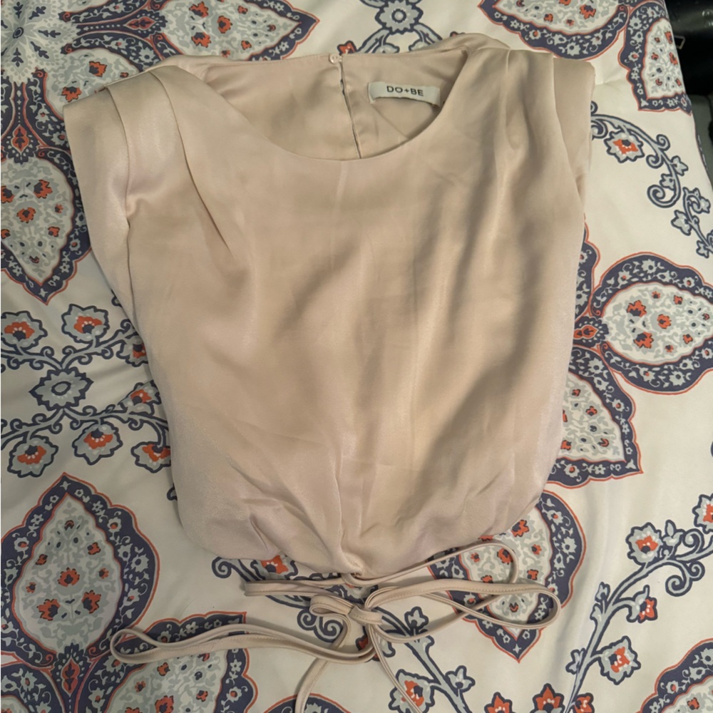 DO + BE Cream Tie Top size small